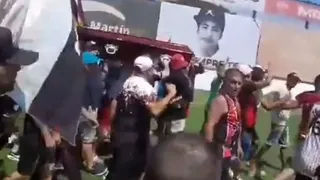 Barristas de Chacarita llevaron ataúd de hincha asesinado al estadio