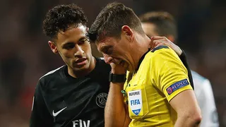 El pelotazo que Neymar le dio al árbitro del partido entre Real Madrid y PSG