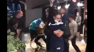 Fanáticos superaron seguridad de la selección brasileña e hicieron caer a Neymar