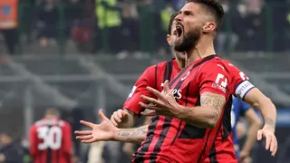 Alexis y Vidal sufrieron en cancha remontada de AC Milan en el Derby della Madonnina