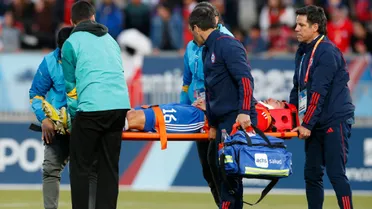 Felipe Loyola tuvo que ser trasladado a Santiago tras su duro choque contra jugador uruguayo