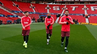 “¡Listos para mañana!”: Arturo Vidal reconoció la cancha de Old Trafford con Messi y Suárez