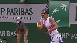 Ex top 5 de la WTA se quiso sumar a la tendencia de servir desde abajo y le salió pésimo