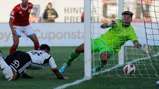 Darío Lezcano se zambulló para anotar el segundo gol de Colo Colo sobre Magallanes