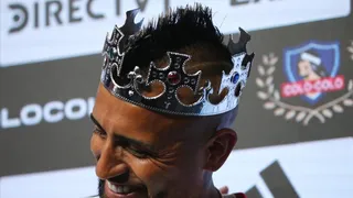 “Sigo siendo el Rey”: Arturo Vidal posó con una corona en su regreso a Colo Colo