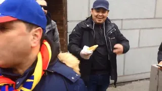 Hinchas esperan el duelo de Chile y Suecia con ricas empanadas en Estocolmo