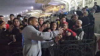 Arturo Vidal compartió con la gente en la decimonovena carrera en el Club Hípico
