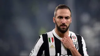 Gonzalo Higuaín fue ovacionado por afición de Juventus a la espera de definir su futuro
