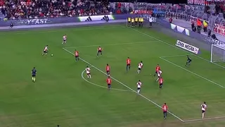 Díaz remeció el arco de Independiente con un tiro al palo y generó el primer gol de River