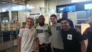 Arturo Vidal se fotografió con hinchas en el aeropuerto antes de viajar a España