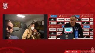 Luis Enrique recibió una pregunta desde un Cabify en rueda de prensa y vivió divertido momento