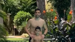 La tierna foto de Claudio Bravo y su hijo en una piscina