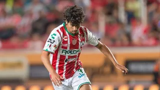 La temeraria falta que provocó la expulsión de Matías Fernández en empate de Necaxa