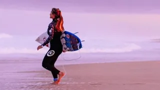 Surfista olímpica pasa la cuarentena y entrena en paradisíaca isla