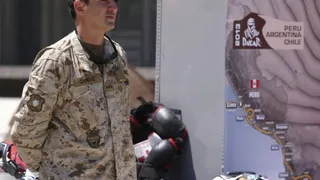 Capitán del Ejército recibió la moto con la que competirá en el Dakar