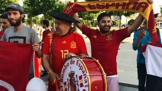 Manolo el del bombo se roba las miradas en las calles de Rusia