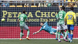 Claudio Bravo fue titular en valioso triunfo de Real Betis en la liga española