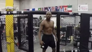 ¿Se viene la revancha? Floyd Mayweather entró a una jaula de MMA y Conor MgGregor se burló