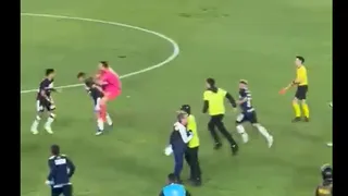 Arquero de Universitario entregó sus descargos por brutal patada en la espalda de rival