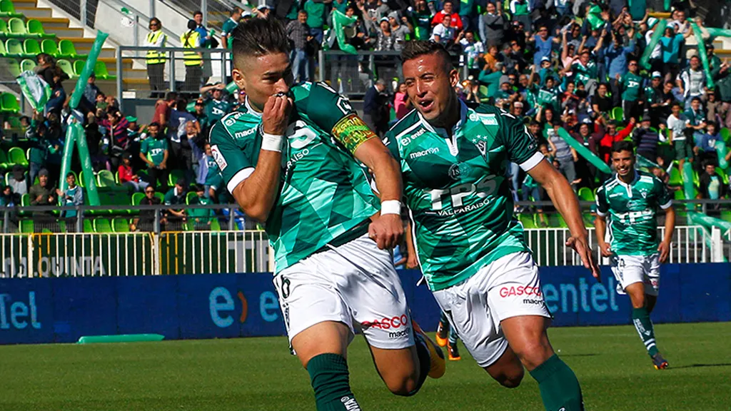 Opazo capitán y besando el escudo de Santiago Wanderers / Photosport