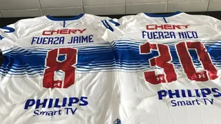 U. Católica dedicó camisetas con mensajes de apoyo a Jaime Carreño y Nicolás Castillo