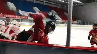 Seleccionados de hockey sobre hielo de China y Hong Kong protagonizaron brutal pelea
