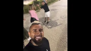 Vidal disfrutó la playa de Río de Janeiro tras su debut triunfal en Flamengo
