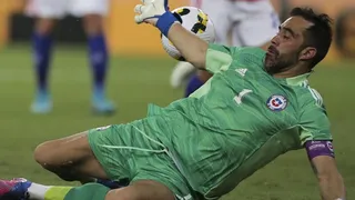 Claudio Bravo fue amonestado ante Brasil y se pierde el partido con Uruguay