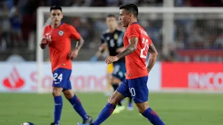 Charles Aránguiz sufrió una lesión de pantorrilla y preocupa a la Roja de cara a duelos con Argentina y Bolivia