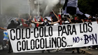 Hinchas de Colo Colo protestaron otra vez contra Blanco y Negro en las afueras del Monumental