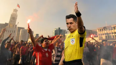 ¡Inédito banderazo! Locura total por el árbitro Cristián Garay en Plaza Italia