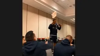 Gary Medel desaprobó el desempeño de Iván Morales durante su “bautizo” en la Roja