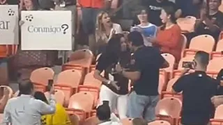 Fanático escogió el peor momento para pedir matrimonio a su pareja: Su equipo recibió un gol