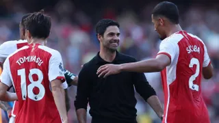 Arsenal tumbó a Manchester United en Londres y sigue en la parte alta de la Premier