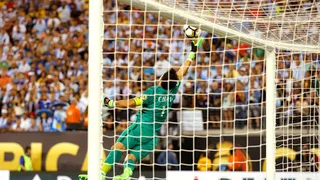 La Roja destacó las mejores tapadas de Claudio Bravo en el día de su cumpleaños