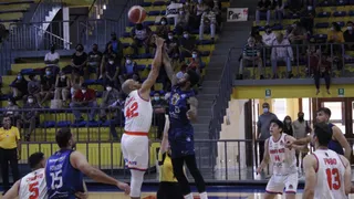 Atlético Puerto Varas venció a Español y sigue líder en la LNB