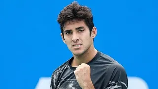 Cristian Garin logró una importante victoria ante John Isner y se instaló en octavos en París-Bercy