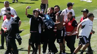 Hinchas de Colo Colo invadieron la cancha del Monumental durante el arengazo