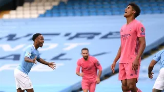 El grosero error de Varane que permitió a Manchester City golpear de entrada a Real Madrid