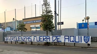 Hinchas de Espanyol mostraron su descontento con la directiva del club tras el descenso