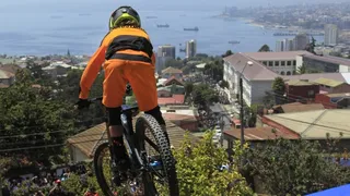 La maniobra estilo “pole dance” de rider brasileño para evitar una caída en el “Valparaíso Cerro Abajo”