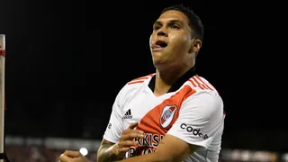 “Juanfer” Quintero aprovechó un grueso error de la defensa de Newell’s y anotó un golazo para River