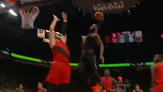 La clavada monstruosa de LeBron que la NBA comenta