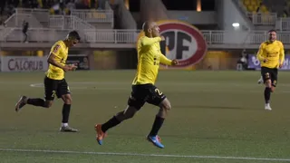 San Luis derrotó a S. Wanderers de la mano de Humberto Suazo y quedó como líder del Ascenso