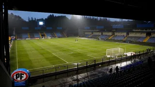 “¿Quieren lesionados?”: Llueven críticas por duelo entre Huachipato y la UC en cancha mojada