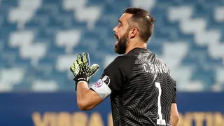 Claudio Bravo: El sábado no entrenamos en cancha como protección, a la espera de los PCR