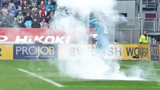 Portero de Ajax fue atacado con una bengala en la liga holandesa