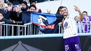 Hincha de Colo Colo apoyó a Gabriel Suazo en cancha y se ganó los aplausos de Toulouse