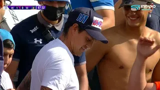 Nicolás Castillo vivió el partido ante Colo Colo junto a la barra de U. Católica