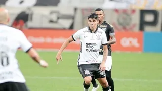 Angelo Araos jugó el segundo tiempo en derrota de Corinthians ante Fortaleza en el Brasileirao